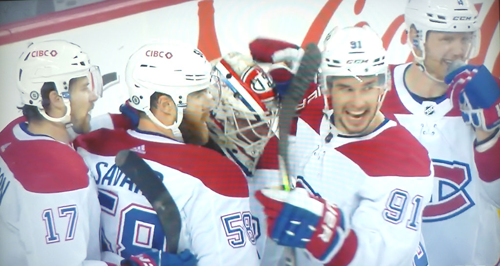 Les joueurs du Canadien félicitent Jake Allen après la victoire, qu'il a orchestré en grande partie.