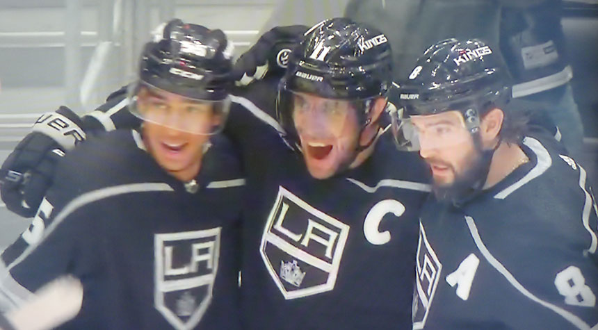 Anze Kopitar célèbre avec ses coéquipiers suite à son but gagnant