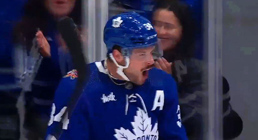 Auston Matthews célèbre un de ses buts