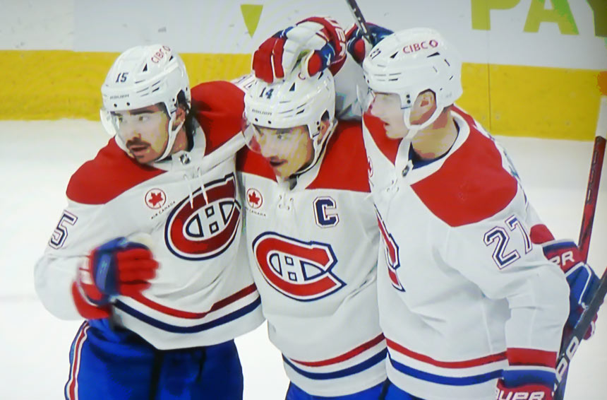 Alex Newhook, #15 des Canadiens de Montréal célèbre un but avec Guhle et Suzuki