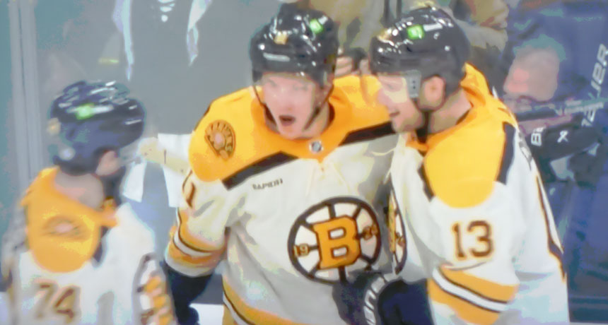 Trent Frederic célèbre un but avec ses coéquipiers des Bruins